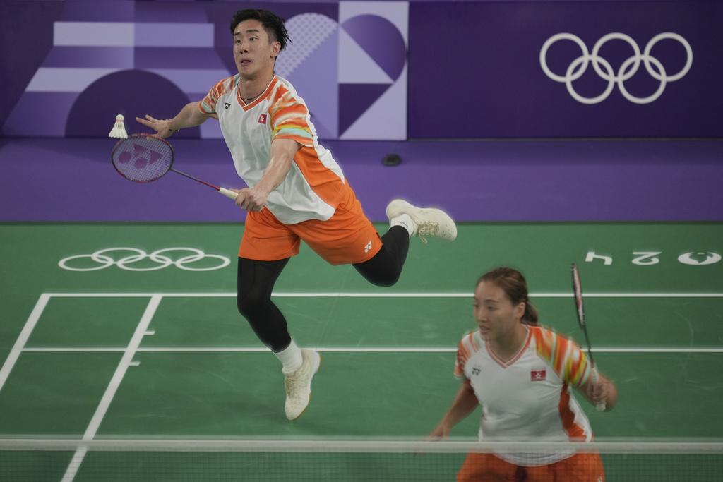 鄧俊文與謝影雪的組合首戰輕取中華台北對手。(美聯社)