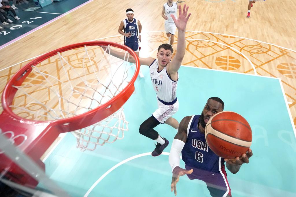 美國男籃雖然一度受壓,但首兩節仍能以58:49領先塞爾維亞。(美聯社)