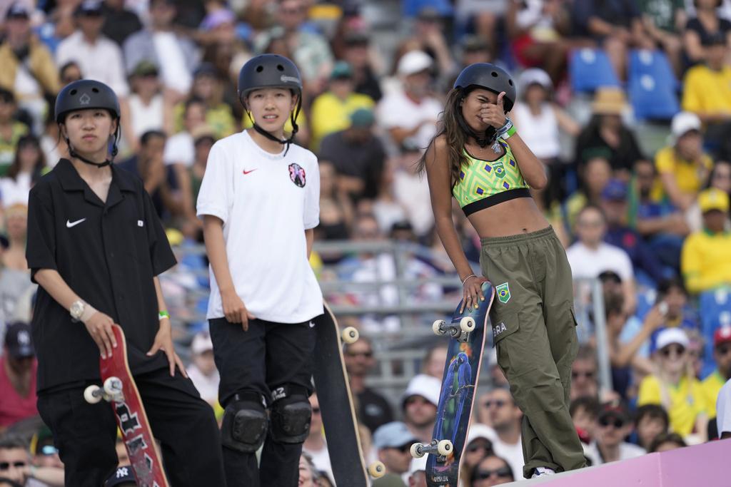 日本14歲的吉澤戀、15歲的赤間凜音,與及16歲巴西的里爾(Rayssa Leal)榮獲女子街式冠亞季軍。(美聯社)