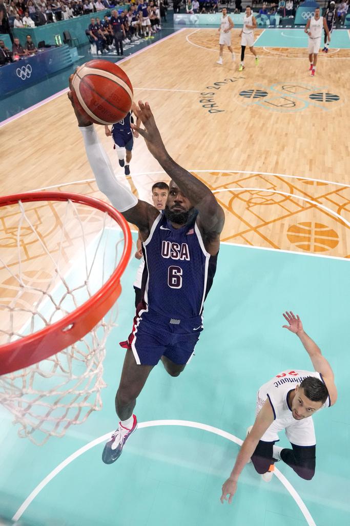 美國男籃雖然一度受壓,但首兩節仍能以58:49領先塞爾維亞。(美聯社)