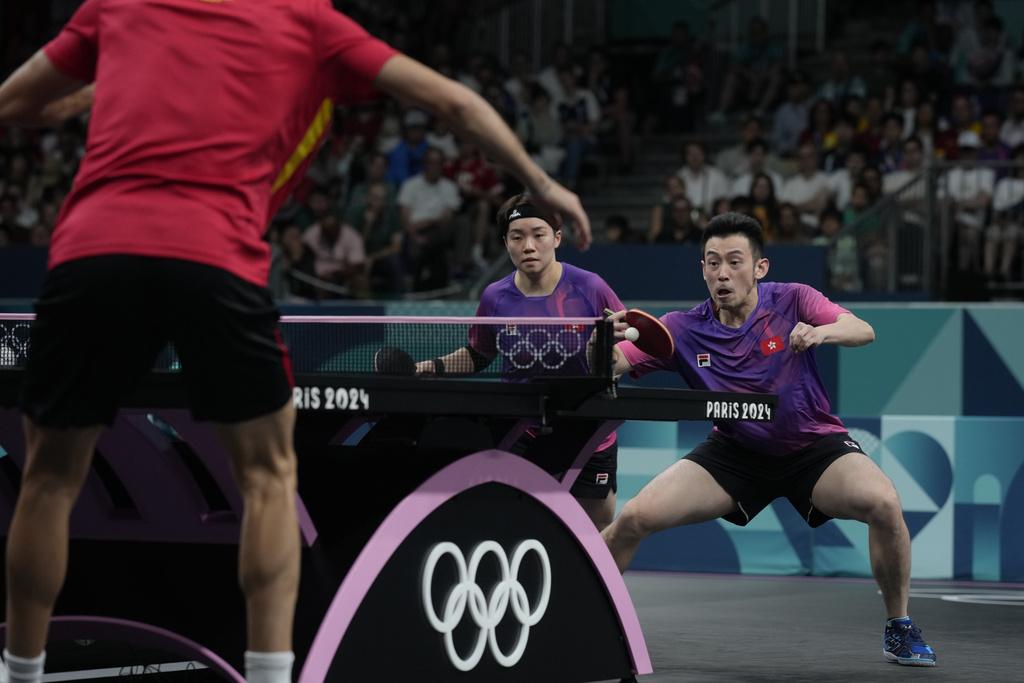 港隊混雙代表「黃杜配」以4:2擊敗對手,晉身四強。(美聯社)