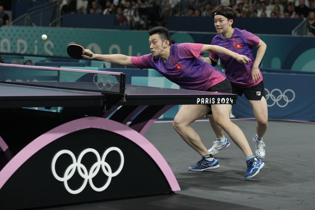 港隊混雙代表「黃杜配」以4:2擊敗對手,晉身四強。(美聯社)