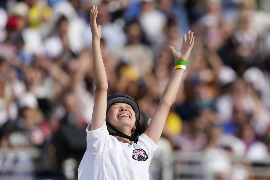 14歲的日本選手吉澤戀贏得滑板女子街式金牌。(美聯社)