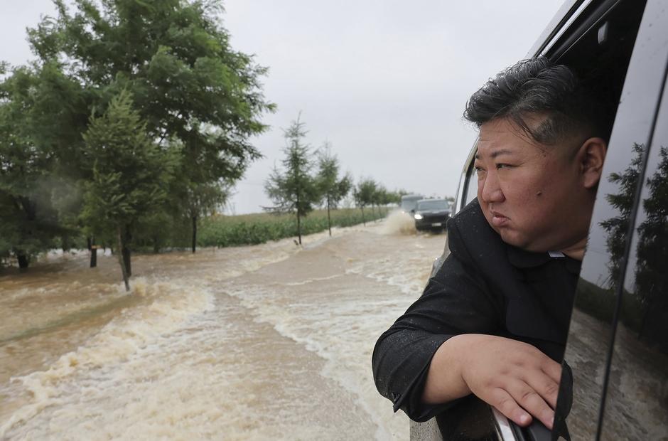 金正恩乘坐座駕亦被洪水圍困,水深至車胎。(朝中社)