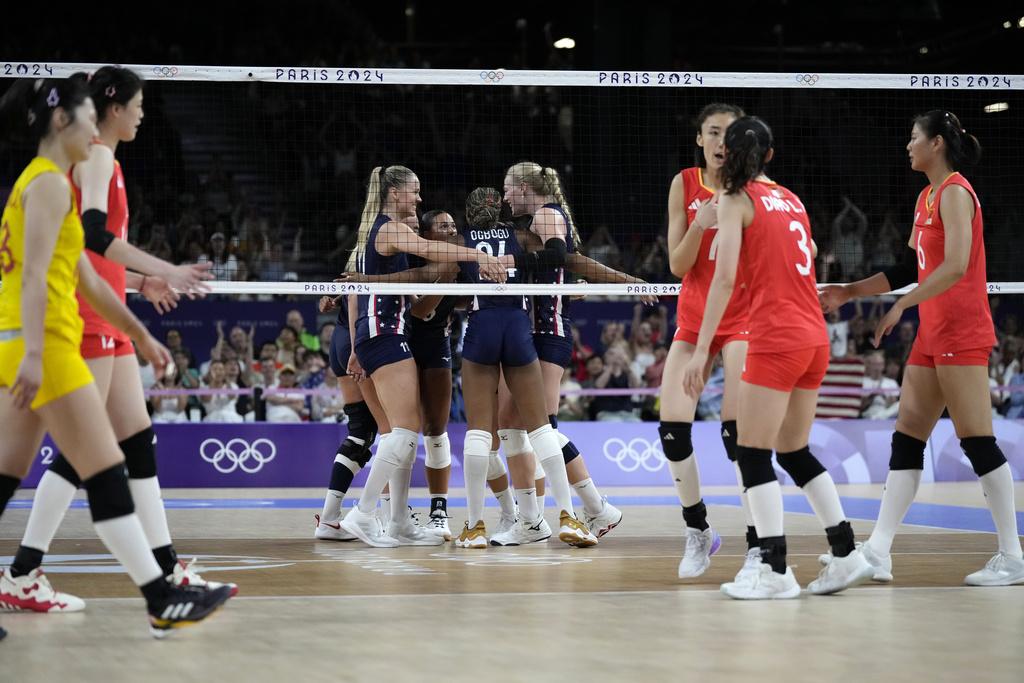 巴黎奧運,中國女排打足5局擊敗美國。(美聯社)