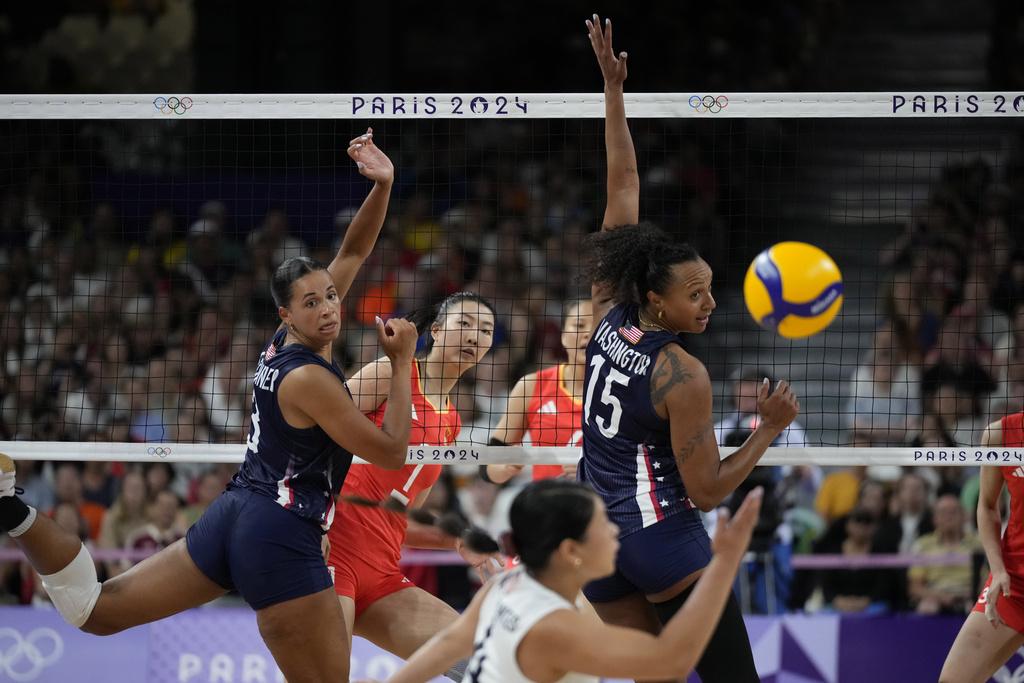巴黎奧運,中國女排打足5局擊敗美國。(美聯社)