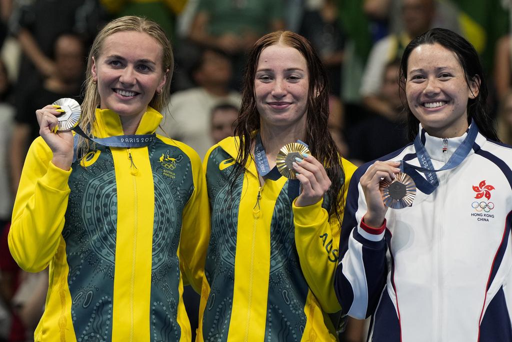 蒂蜜絲(左)周一在巴黎奧運女子200米自由泳決賽摘銀,香港代表何詩蓓勇奪銅牌。(美聯社)