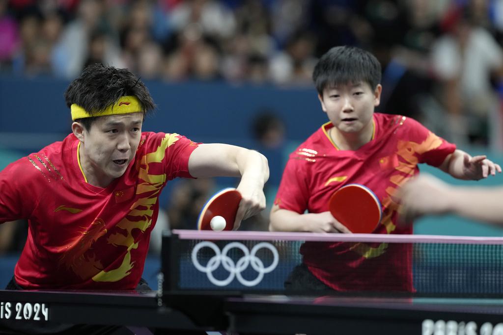 國家隊乒乓球壇一哥一姐組合王楚欽/孫穎莎與北韓選手爭金。(美聯社)