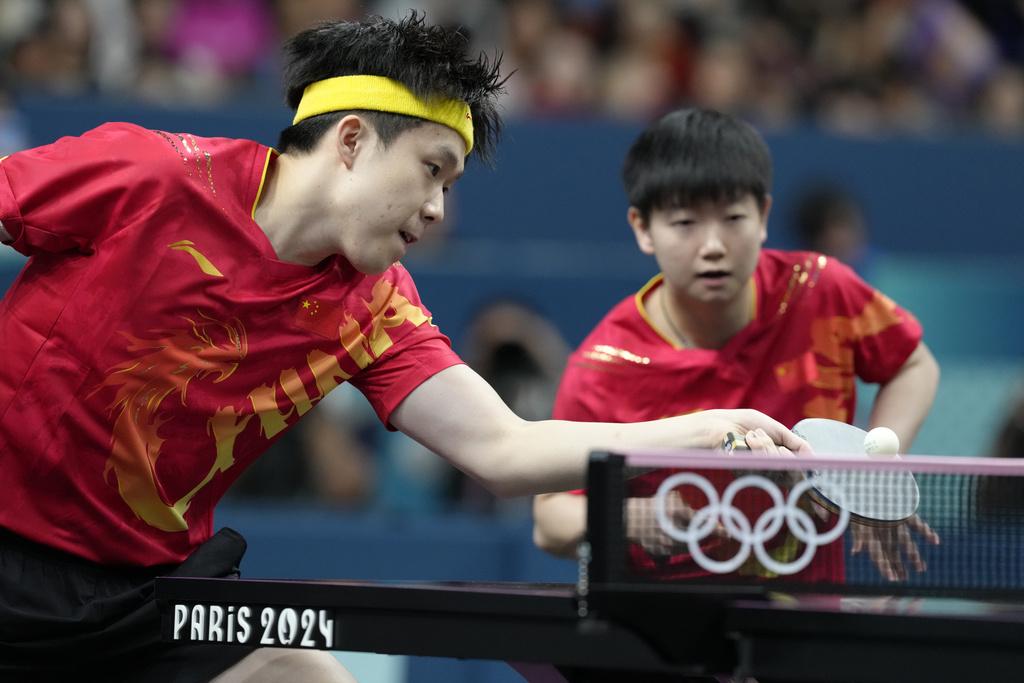 國家隊乒乓球壇一哥一姐組合王楚欽/孫穎莎與北韓選手爭金。(美聯社)