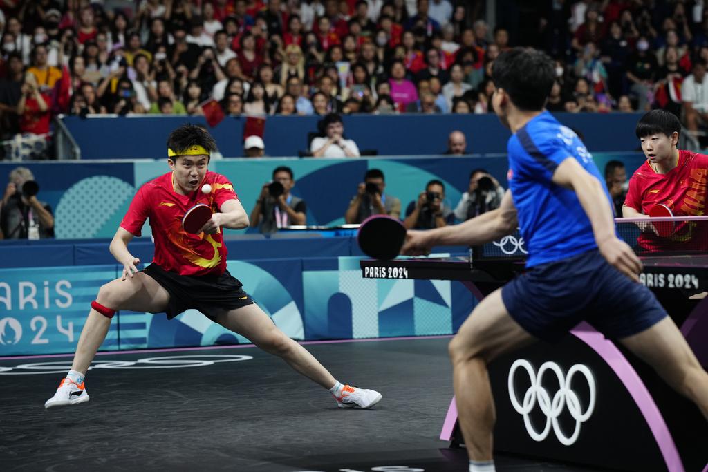 國家隊乒乓球壇一哥王楚欽與北韓選手對戰。(美聯社)