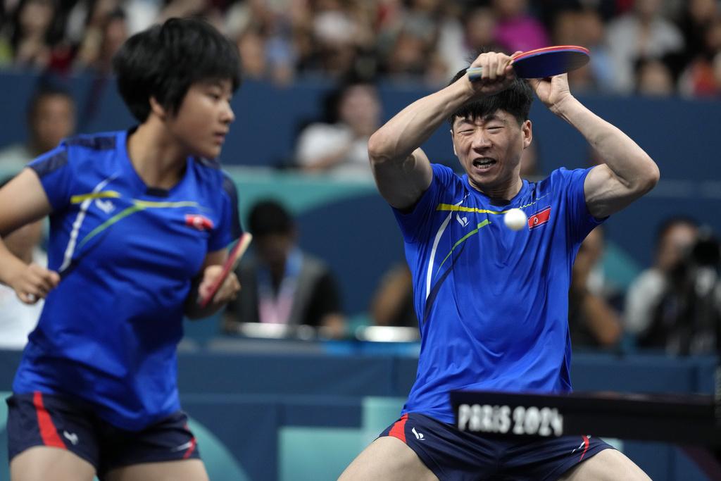 北韓組合李正植/金琴英奮力作賽。(美聯社)