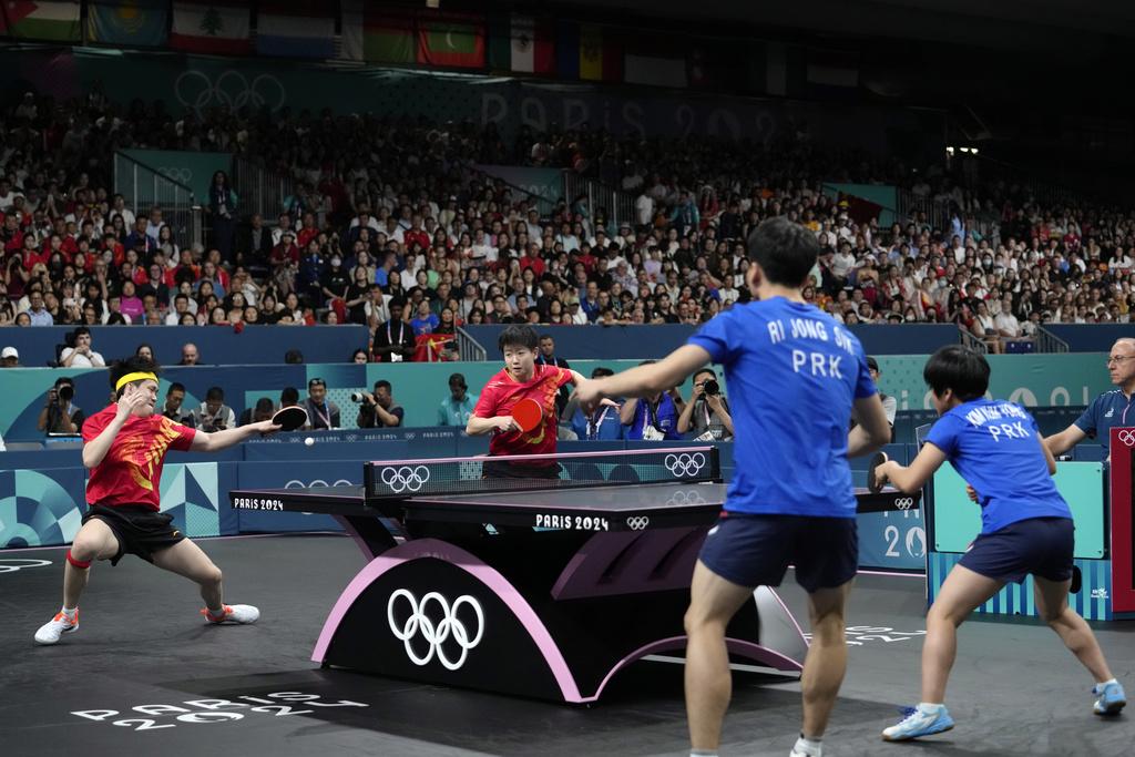 國家隊乒乓球壇一哥一姐組合王楚欽/孫穎莎與北韓選手爭金。(美聯社)