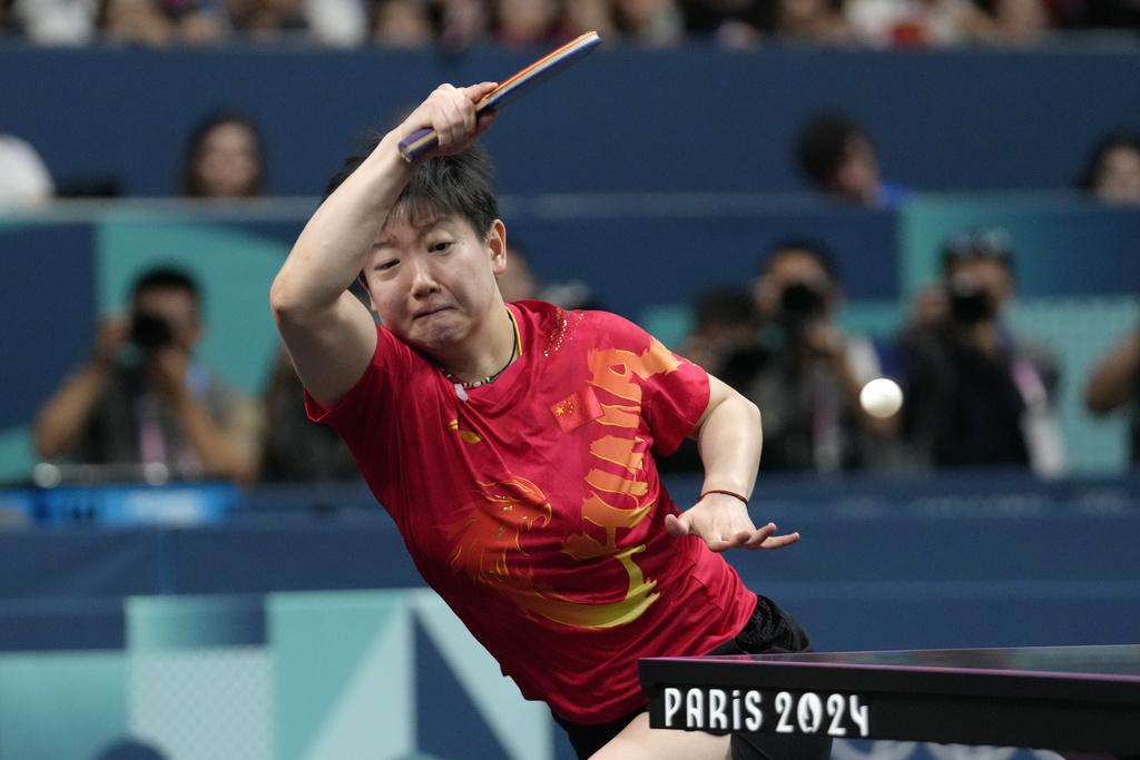 國家隊乒乓球壇一姐孫穎莎與北韓選手對戰。(美聯社)