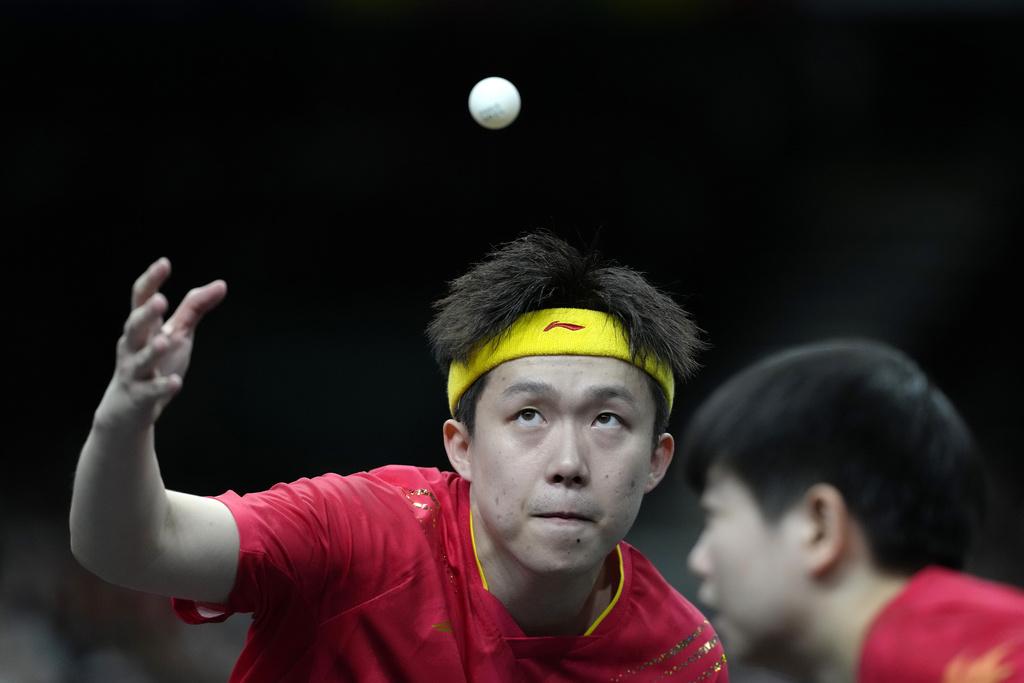 國家隊乒乓球壇一哥王楚欽專注發球。(美聯社)