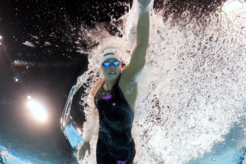 何詩蓓出戰100米自由泳決賽。(美聯社)