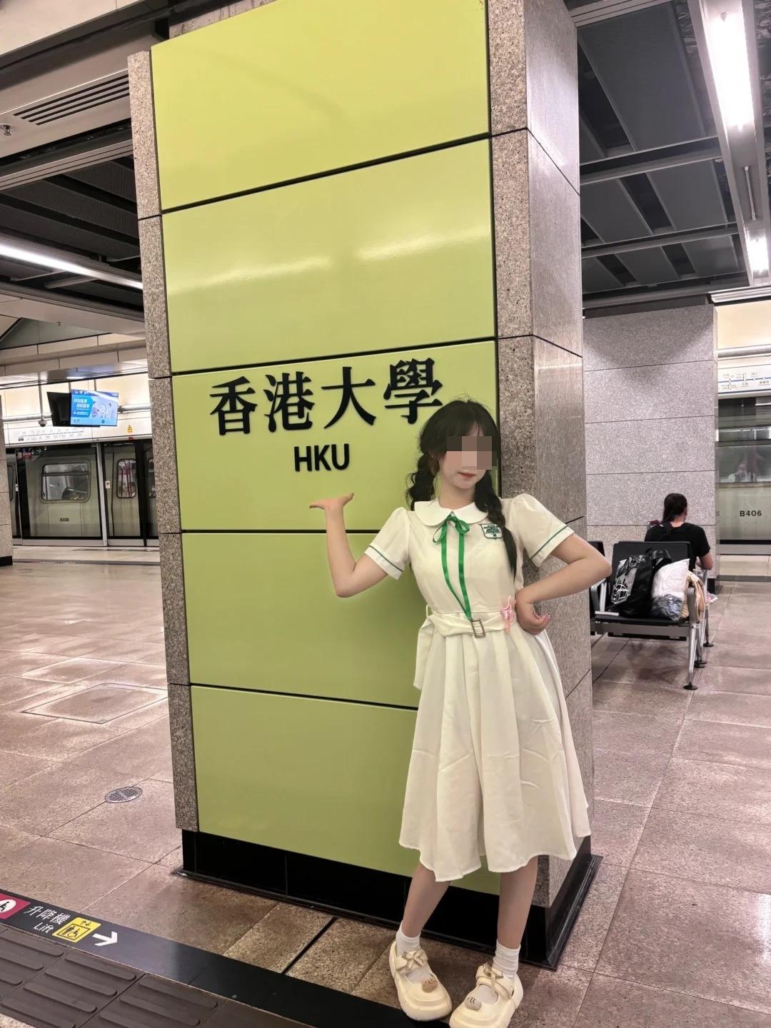 一名內地女子近日在小紅書上分享與友人穿上香港中學校服參觀香港大學的經歷。(小紅書)