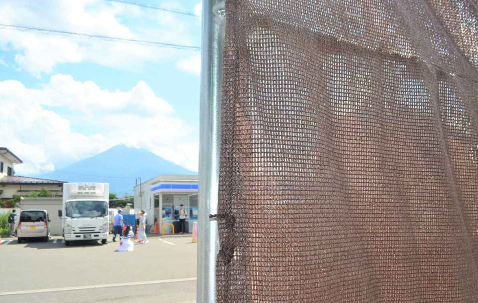 日本山梨縣富士河口湖町5月在當地一間LAWSON便利店對面架設巨型黑色布幕遮擋富士山景色,防止遊客為拍攝富士山而滋擾當地居民,不過很快黑布已被挖出多個洞。當地政府再有新措施,周四(25日)將黑布換成更堅固的棕色布料。