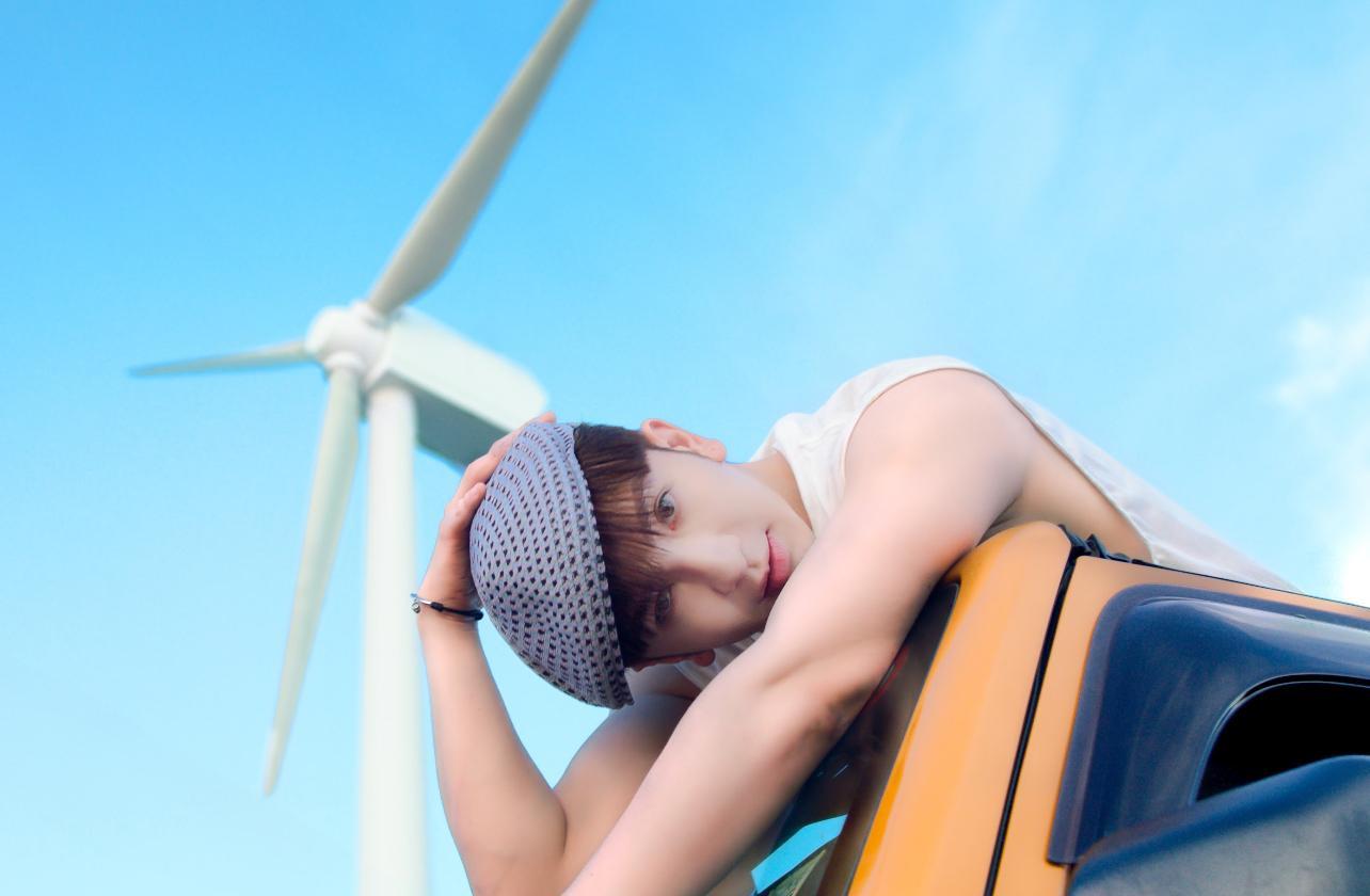 盧瀚霆Anson Lo推出夏日曲風新歌《Hey Hey OK!》,特地往日本沖繩拍MV。