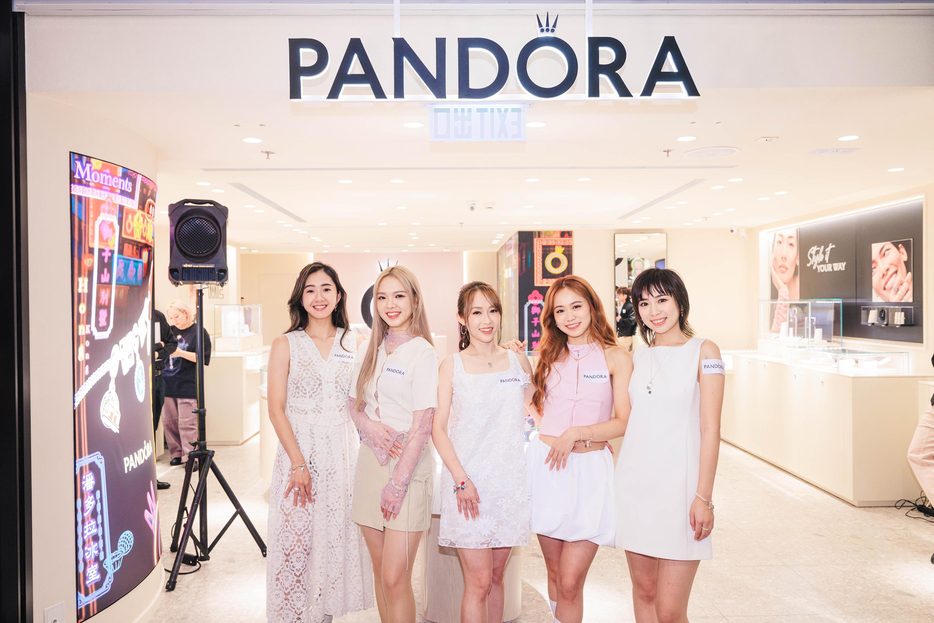 Beanies在Pandora店舖門前合照