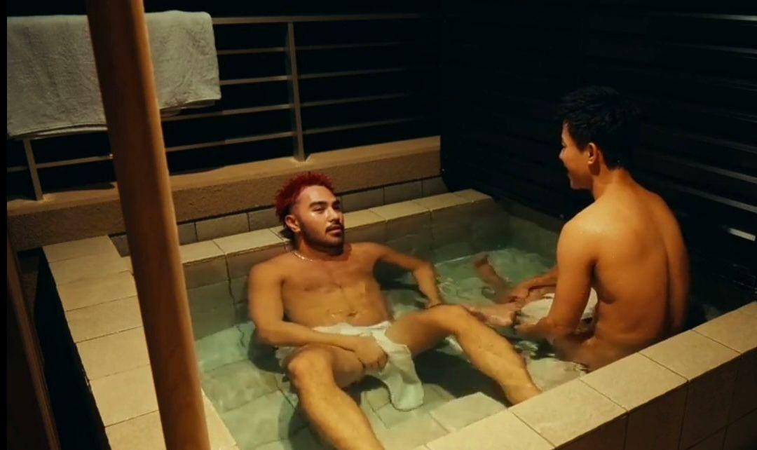 混血ALAN與和人全裸浸浴。