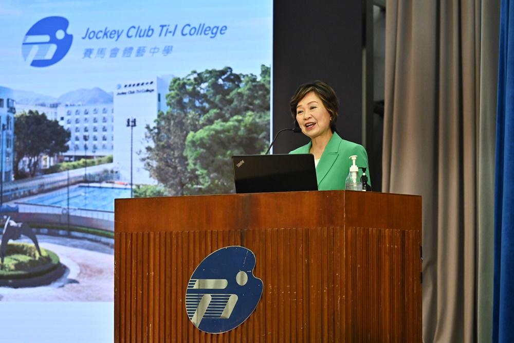 DSE放榜2024|蔡若蓮今到訪賽馬會體藝中學,勉勵應屆文憑試考生。(政府新聞處圖)