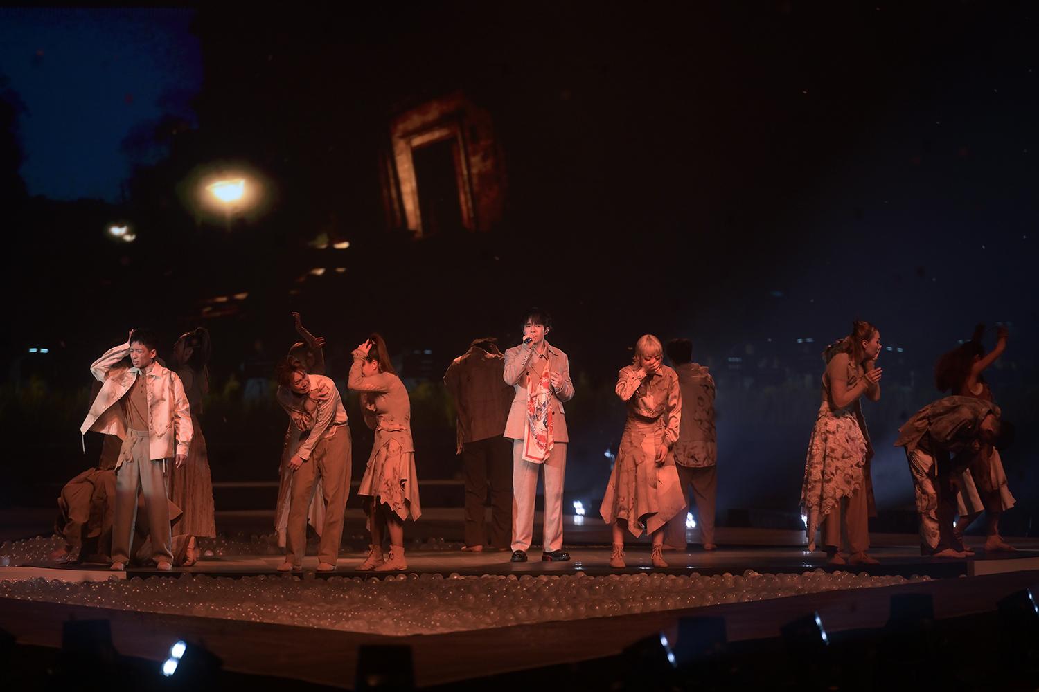 陳卓賢換新look 以鯨魚帽現身。