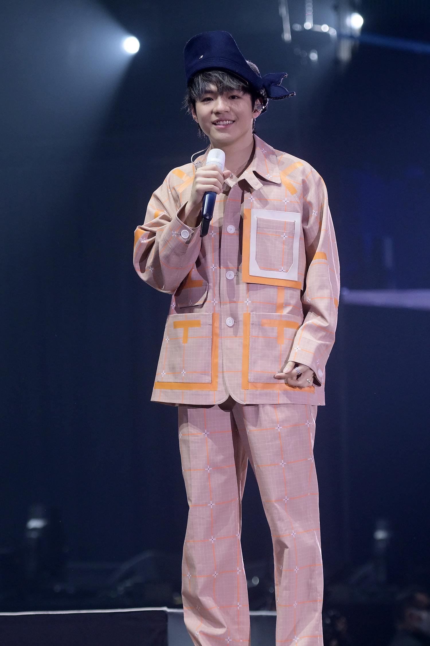 陳卓賢換新look 以鯨魚帽現身。