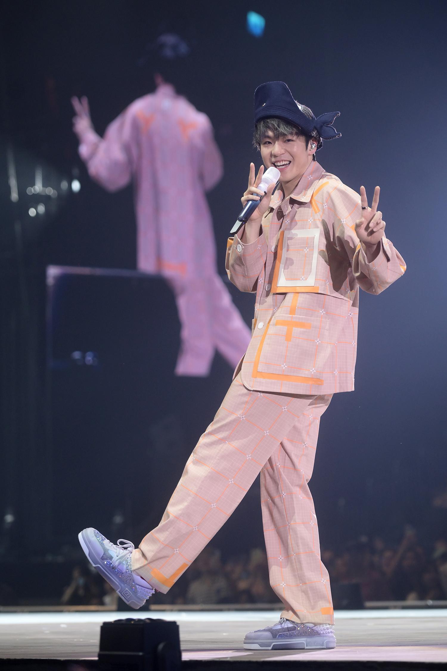 陳卓賢換新look 以鯨魚帽現身。