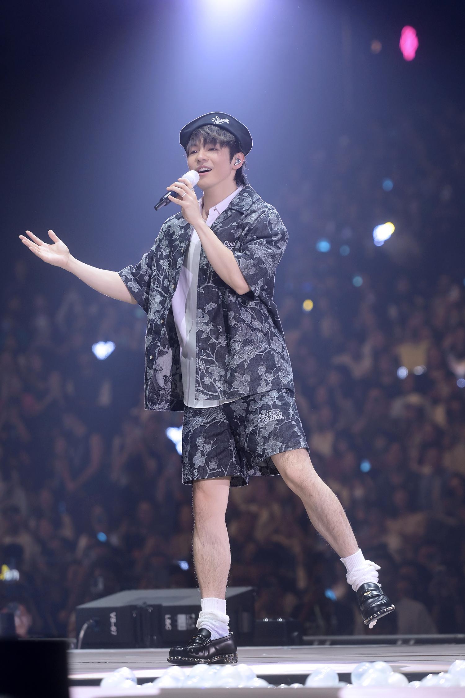 陳卓賢在第四場encore部份以短褲示人。