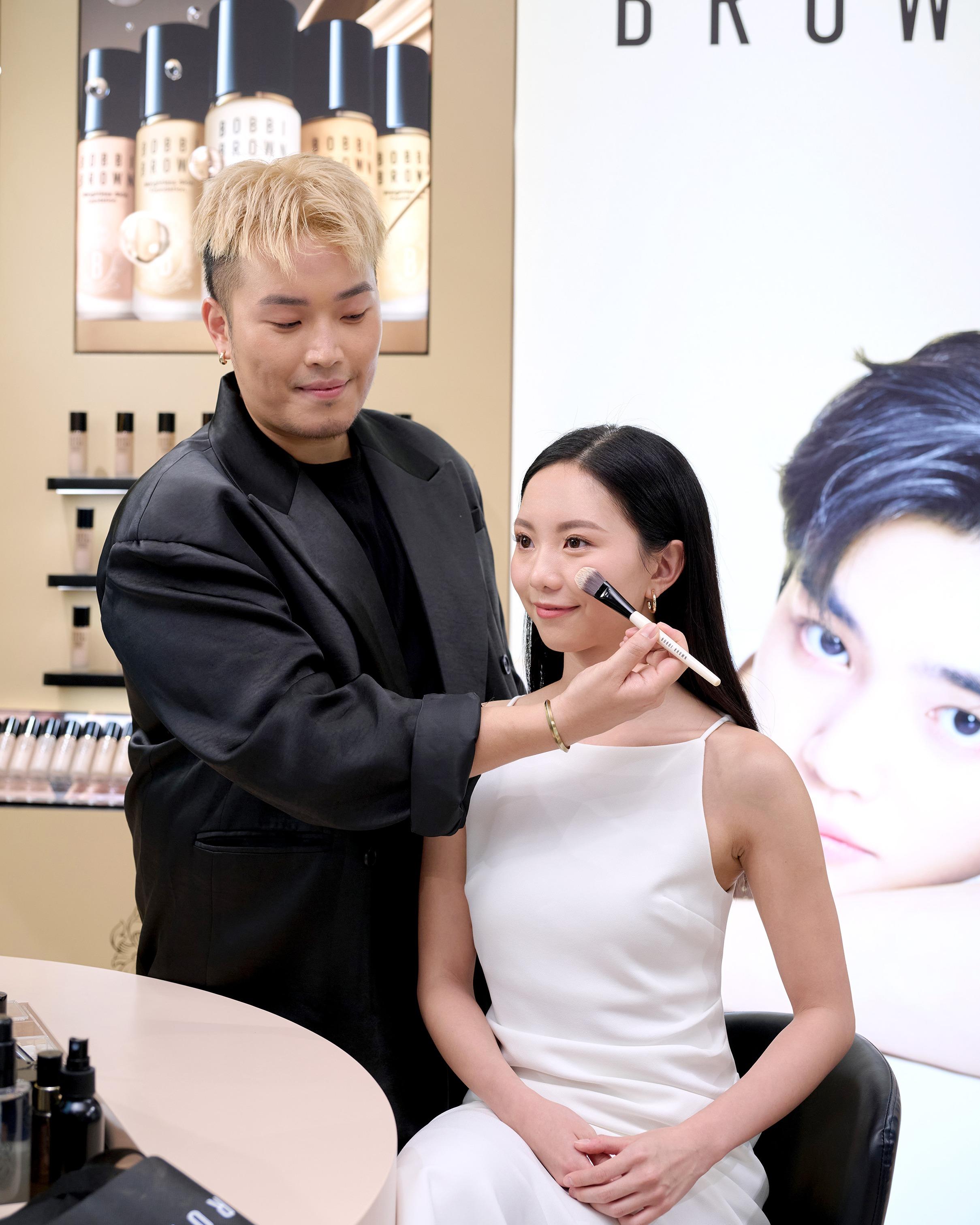 Bobbi Brown的Pro Artists Kit Tang親自示範如何使用新粉底液