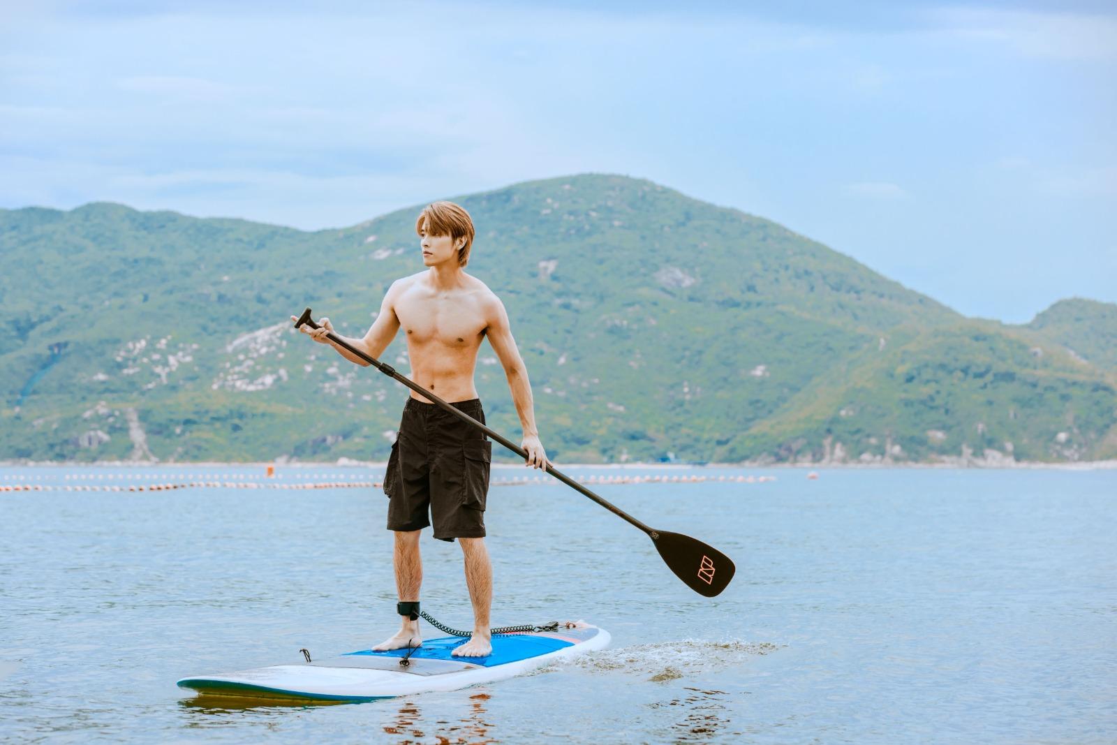 Kenji雖然是前香港水球代表隊,但今次在MV是首次挑戰玩直立板。