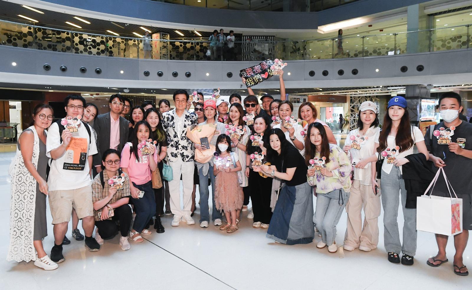 袁潔瑩今次現身更獲得一眾粉絲舉牌支持。