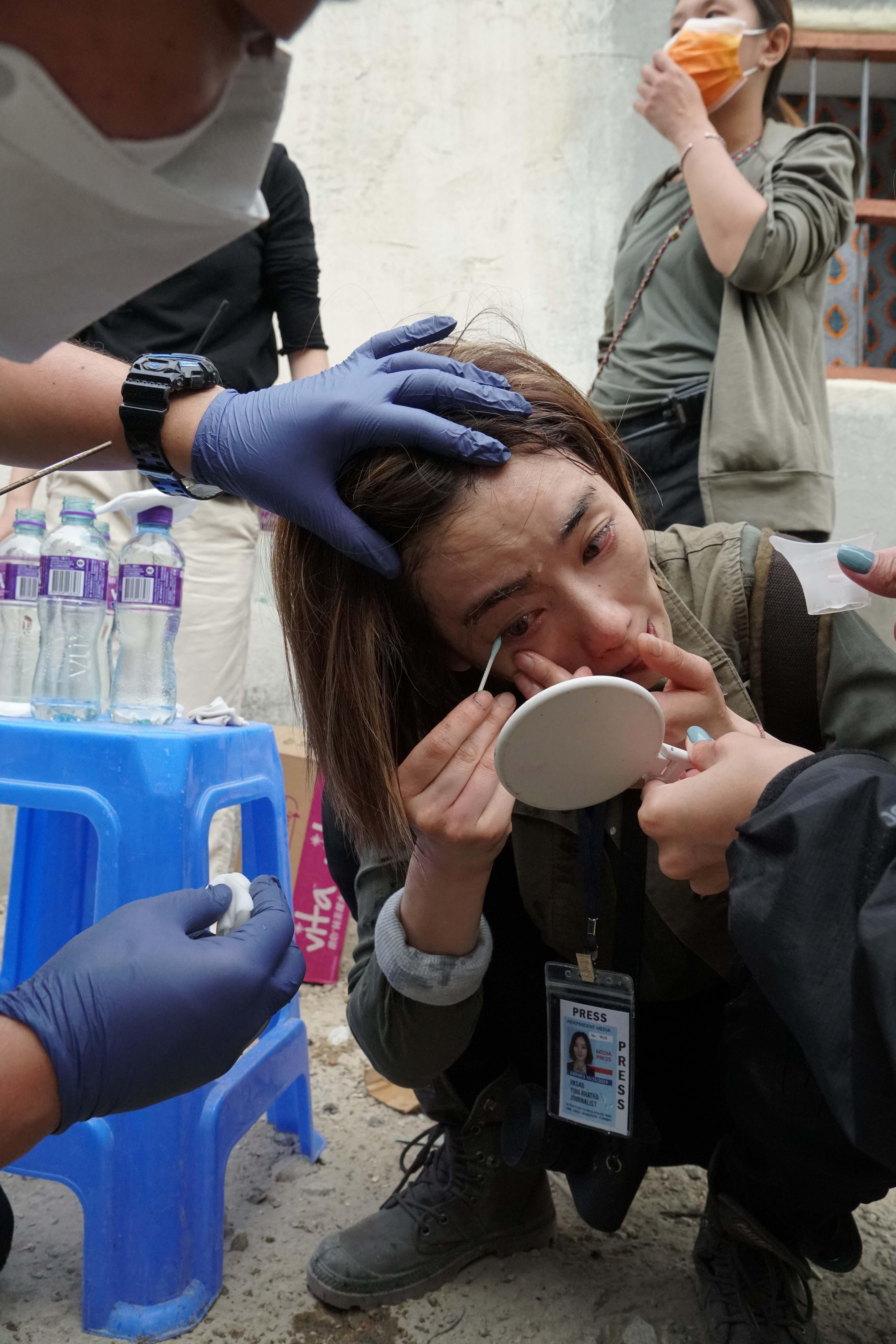 劉雅瑟拍爆破戲時,不慎被化學品弄致眼部受傷。