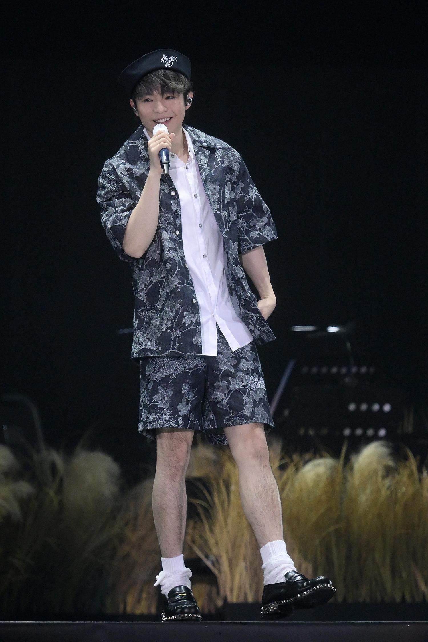 陳卓賢在第四場encore部份以短褲示人。