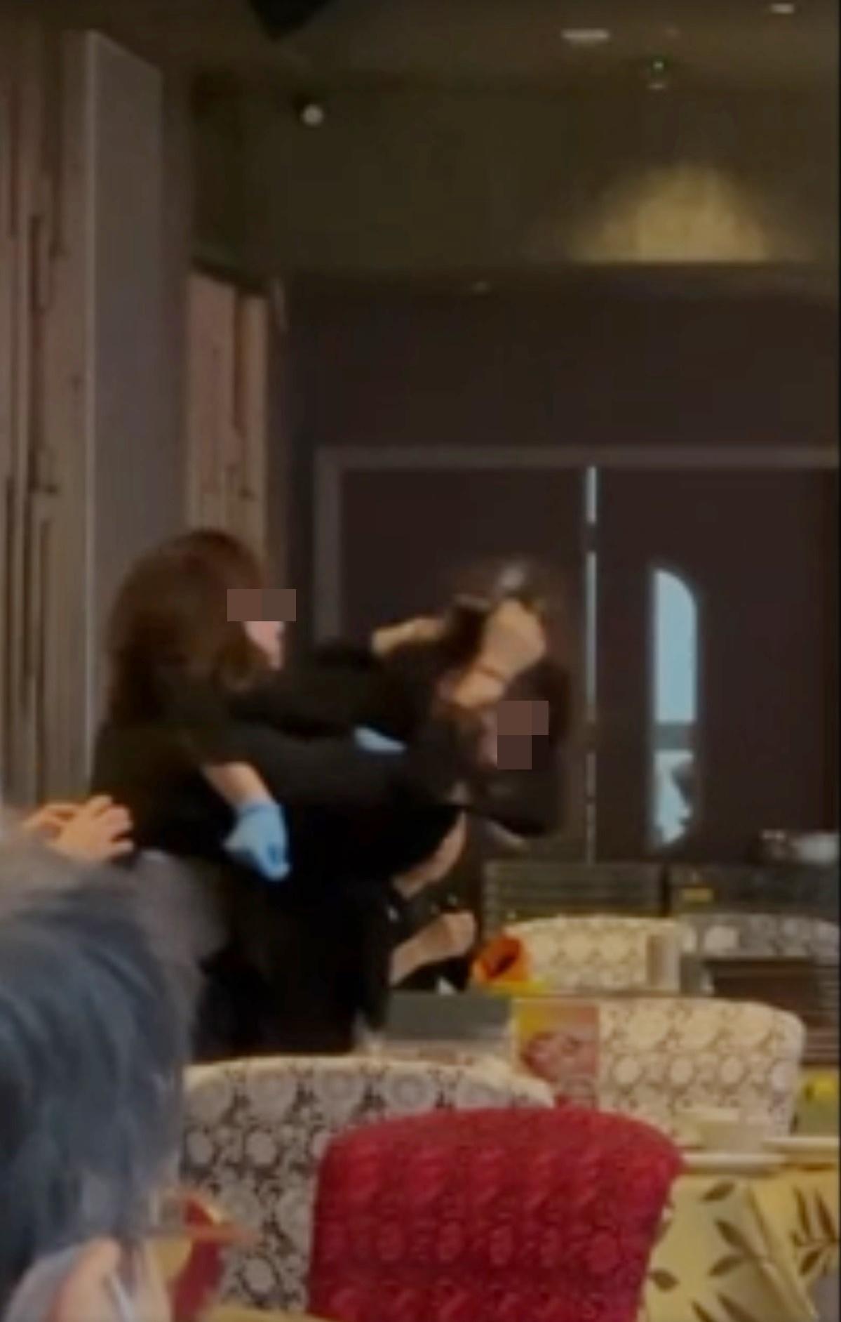 沙田酒樓兩女職員互扯頭髮起腳踢。(網片截圖)