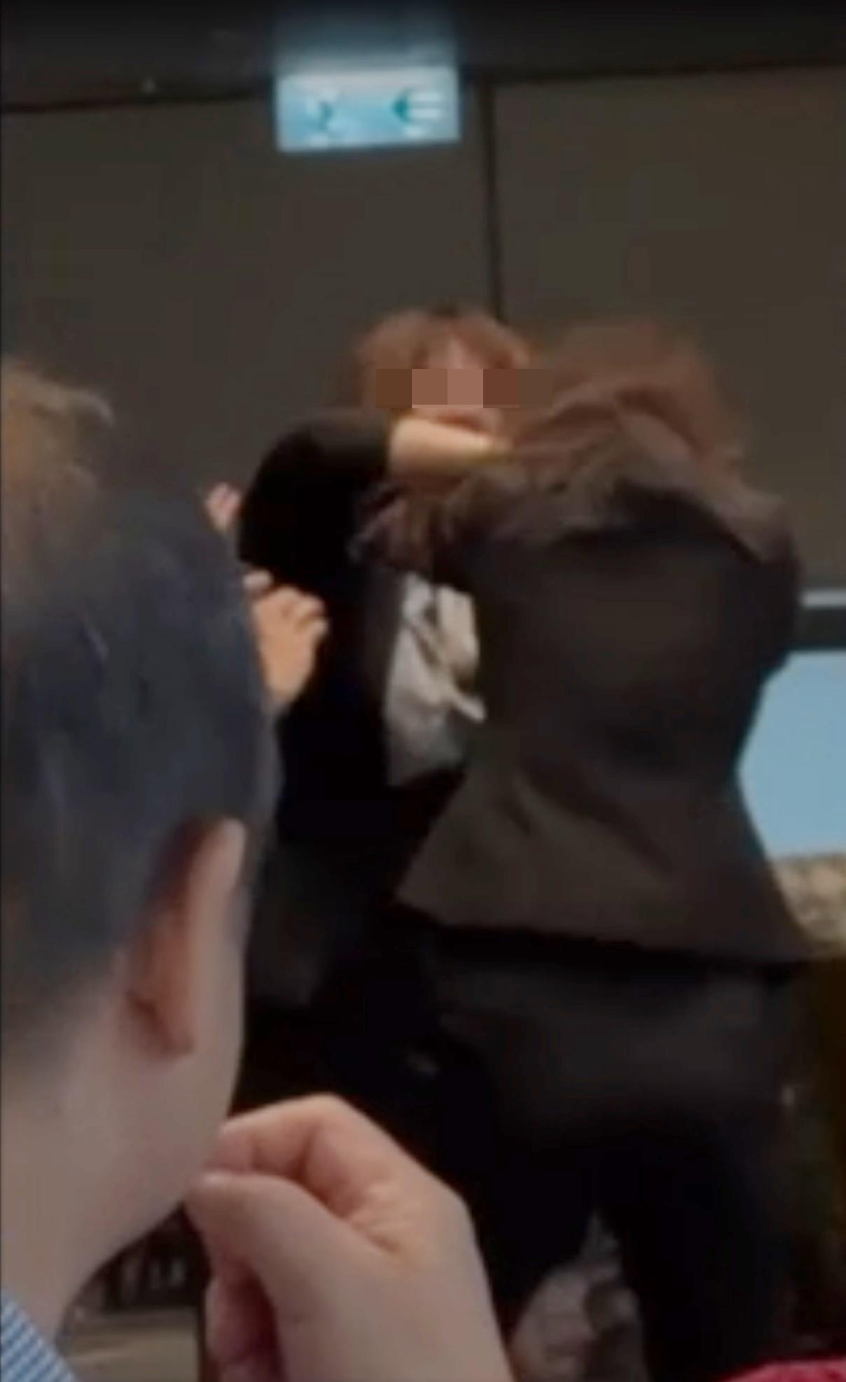 沙田酒樓兩女職員互扯頭髮起腳踢。(網片截圖)