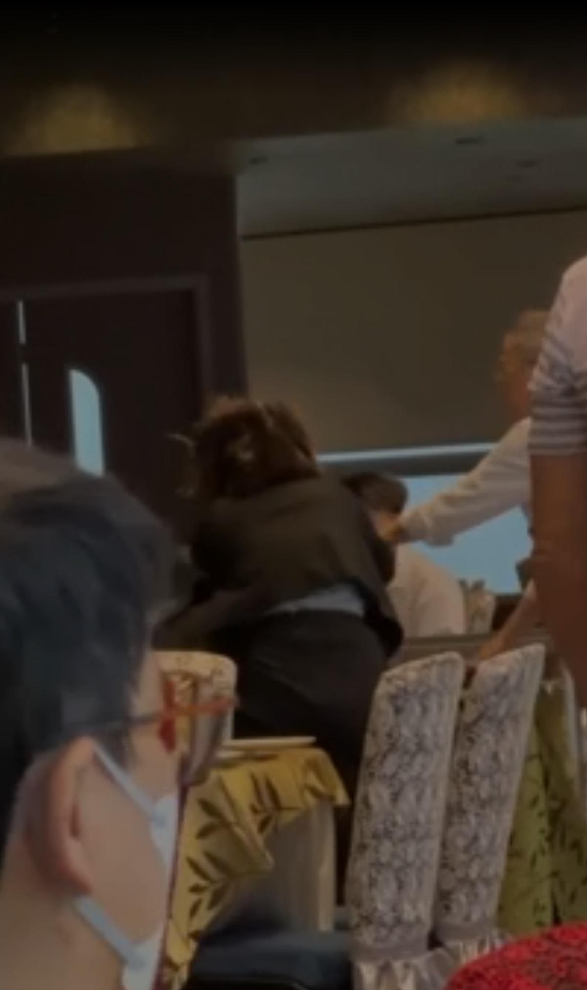 沙田酒樓兩女職互扯頭髮起腳踢。(網片截圖)