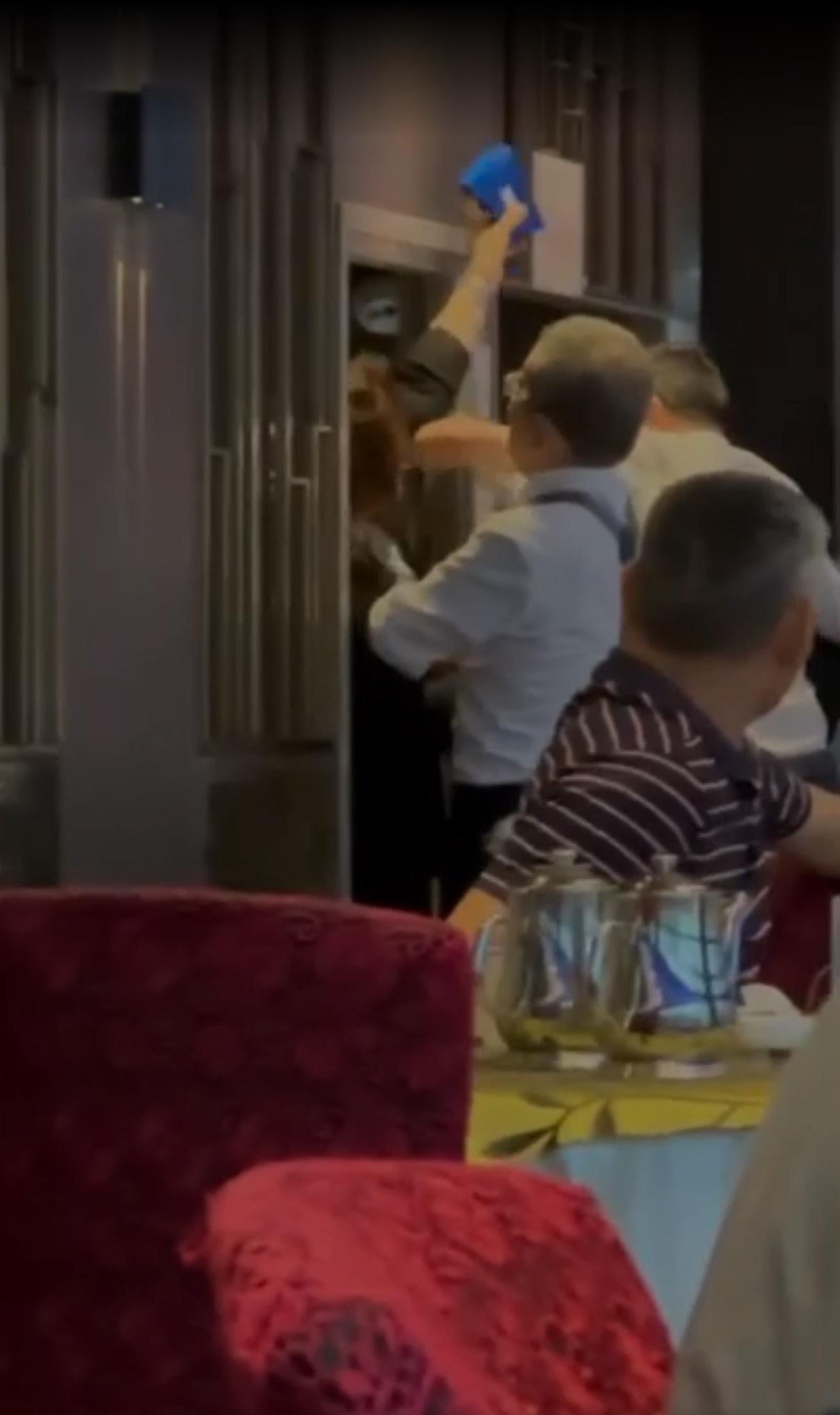 兩女職員最終由兩名男同事拉開。(網片截圖)