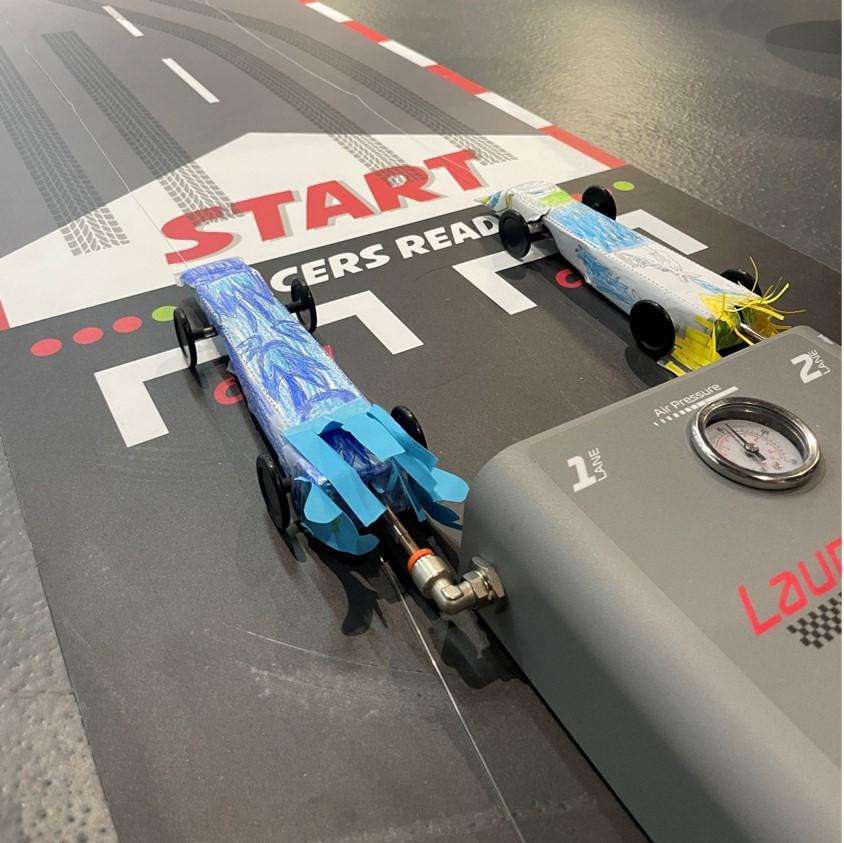 F1賽車,分小學組和中學組,讓同學們設計獨一無二的賽車,從中學習STEAM、動力學、速度與反應。