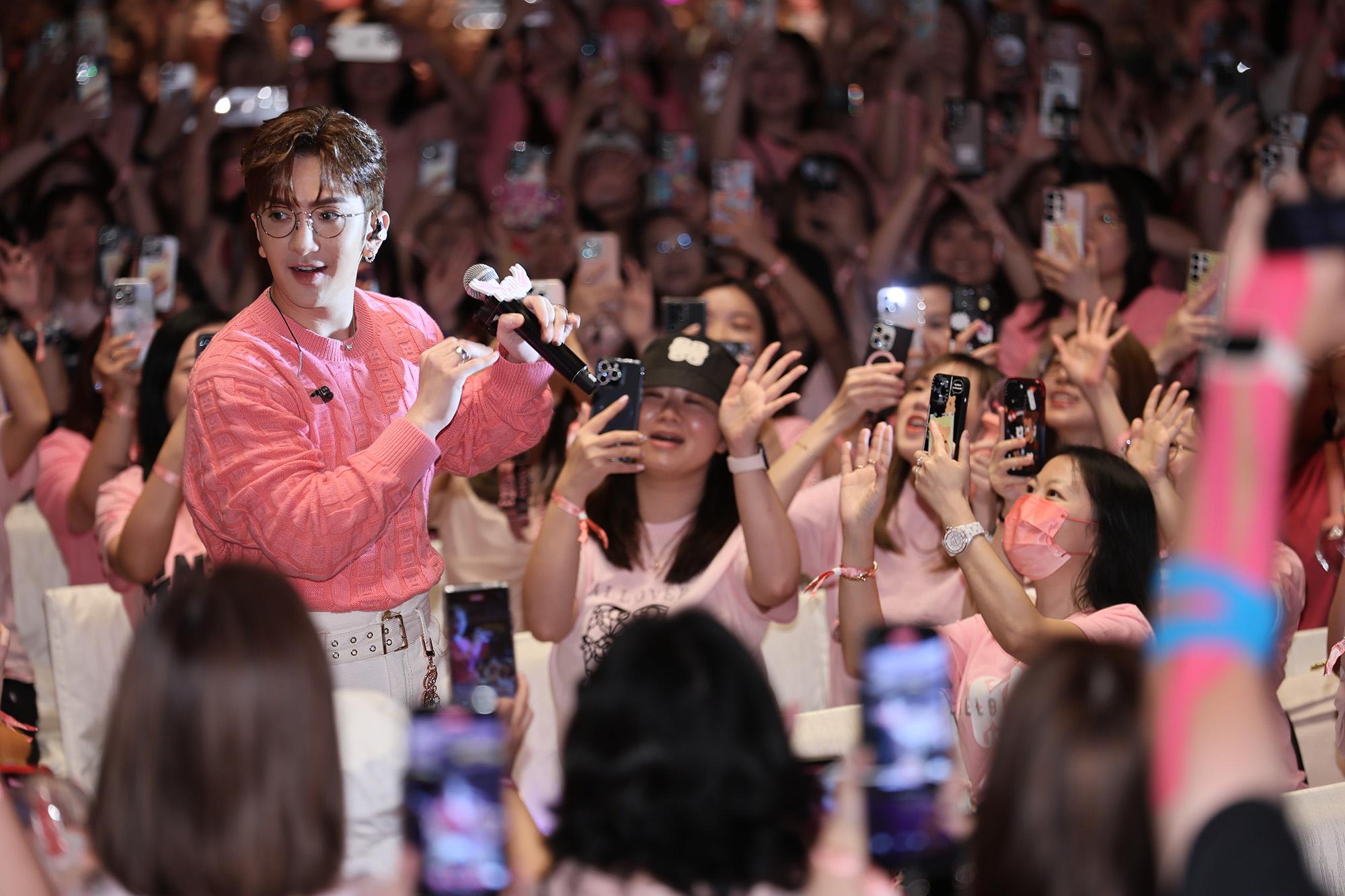 Anson Lo與神徒大合唱《不可愛教主》。