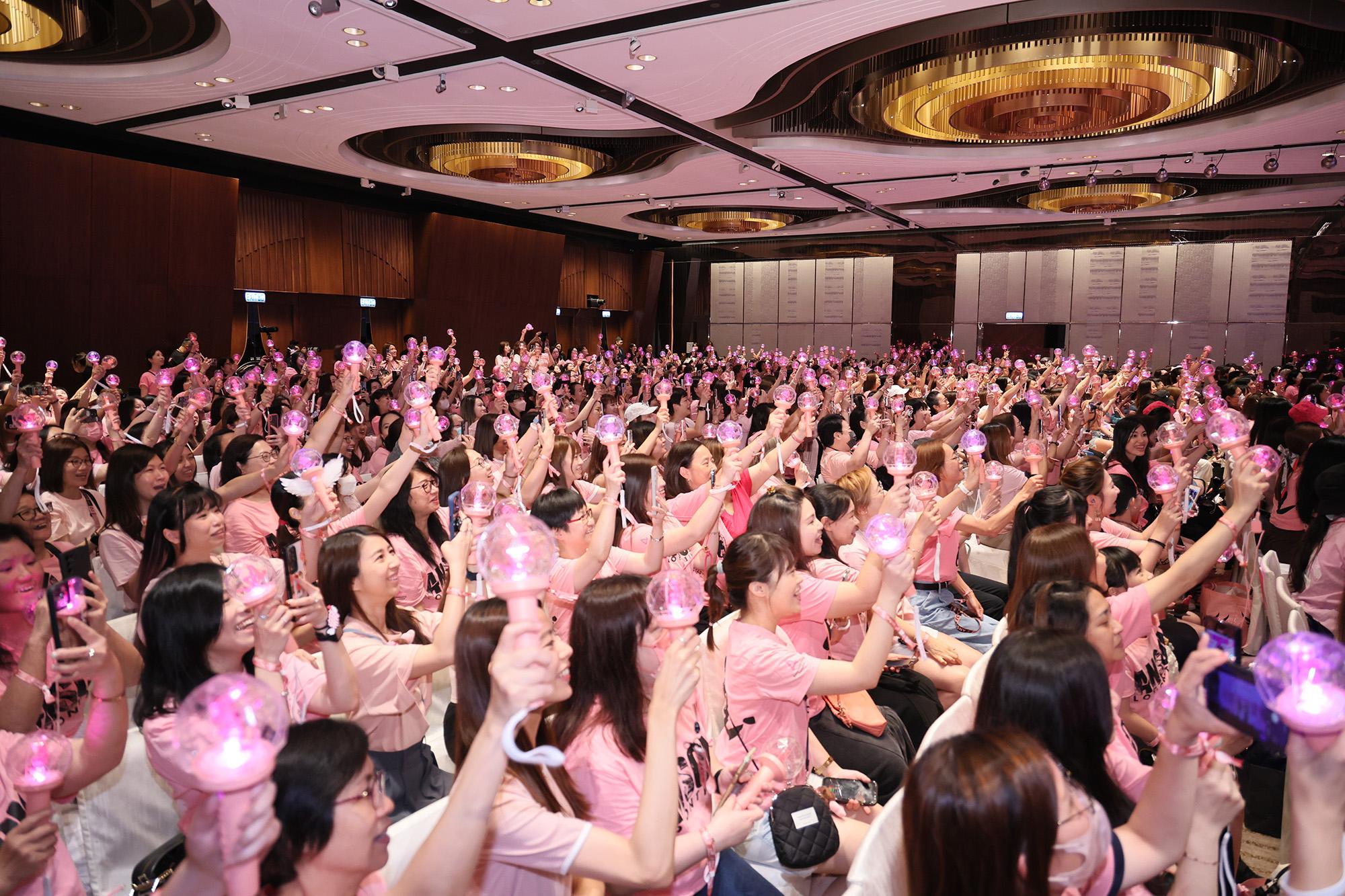 Anson Lo與神徒大合唱《不可愛教主》。