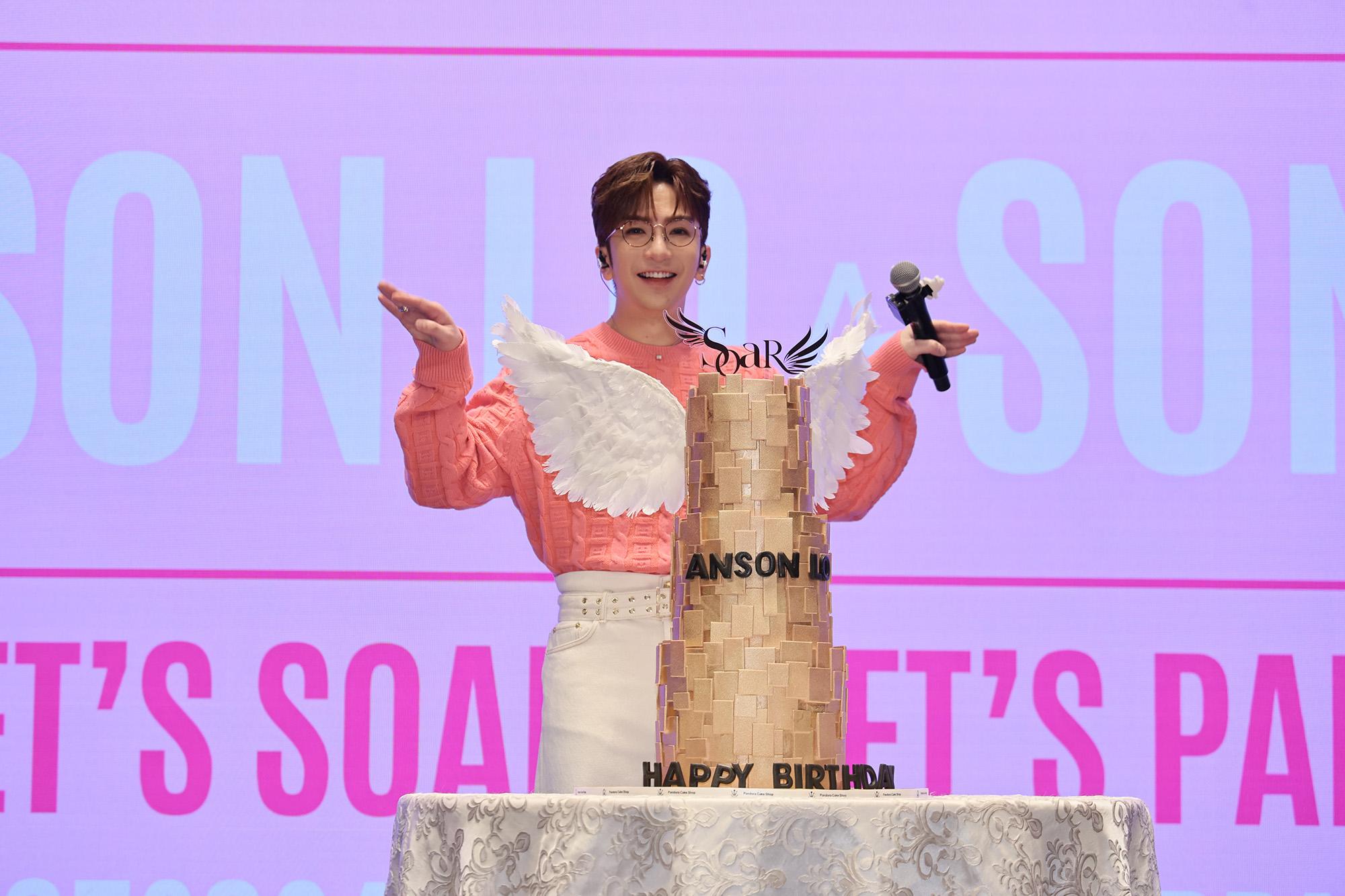 生日蛋糕有《My Life》造型翅膀。