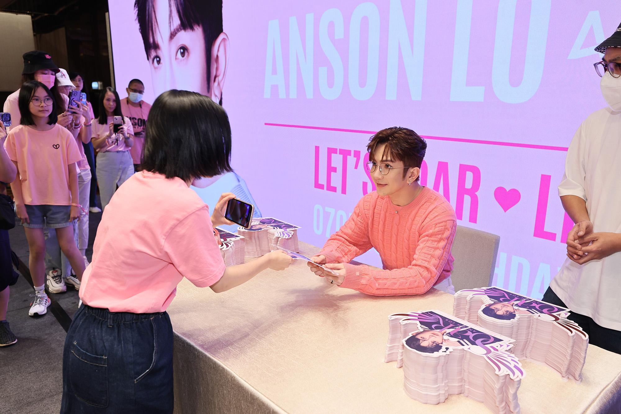 Anson Lo逐一向神徒派「手幅」。