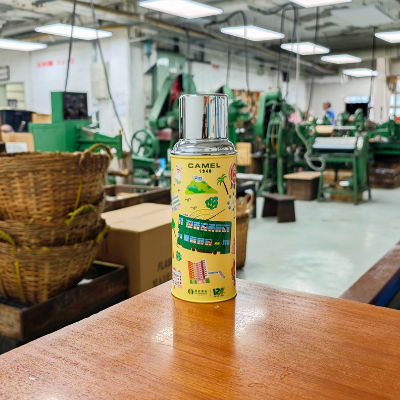 香港電車與駱駝牌同為本地工業老字號,今次製造限量版「香港電車 x 麥兜」駱駝牌保溫壺 116。保溫壺由香港工匠打造,展現「香港製造」嘅非凡工藝,限量400件。