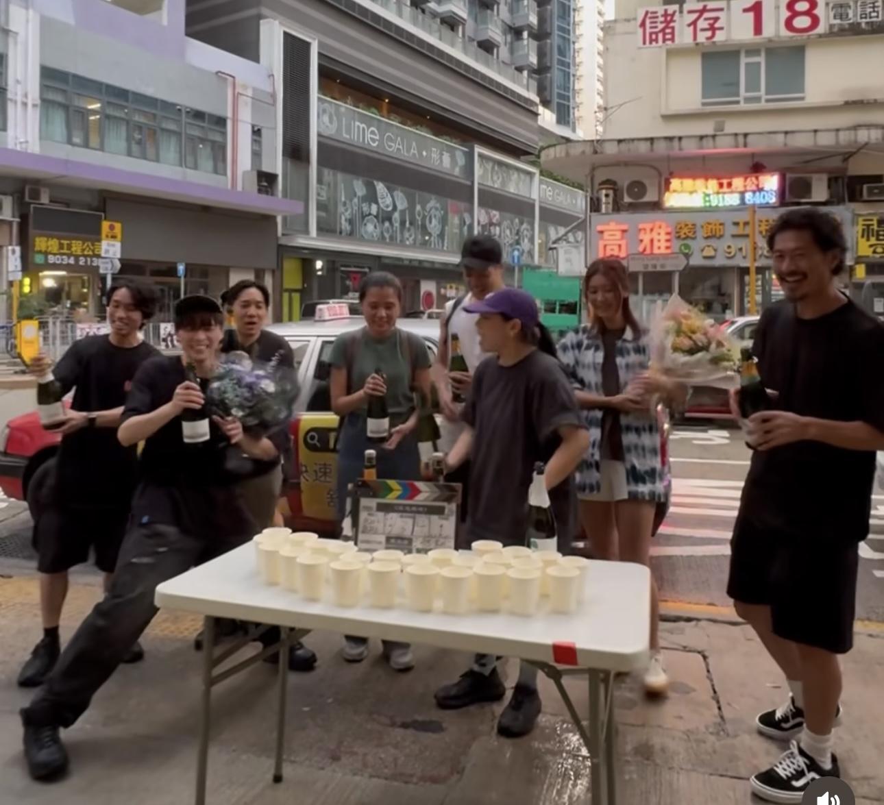 Frankie與台前幕後工作人員興奮開香檳。