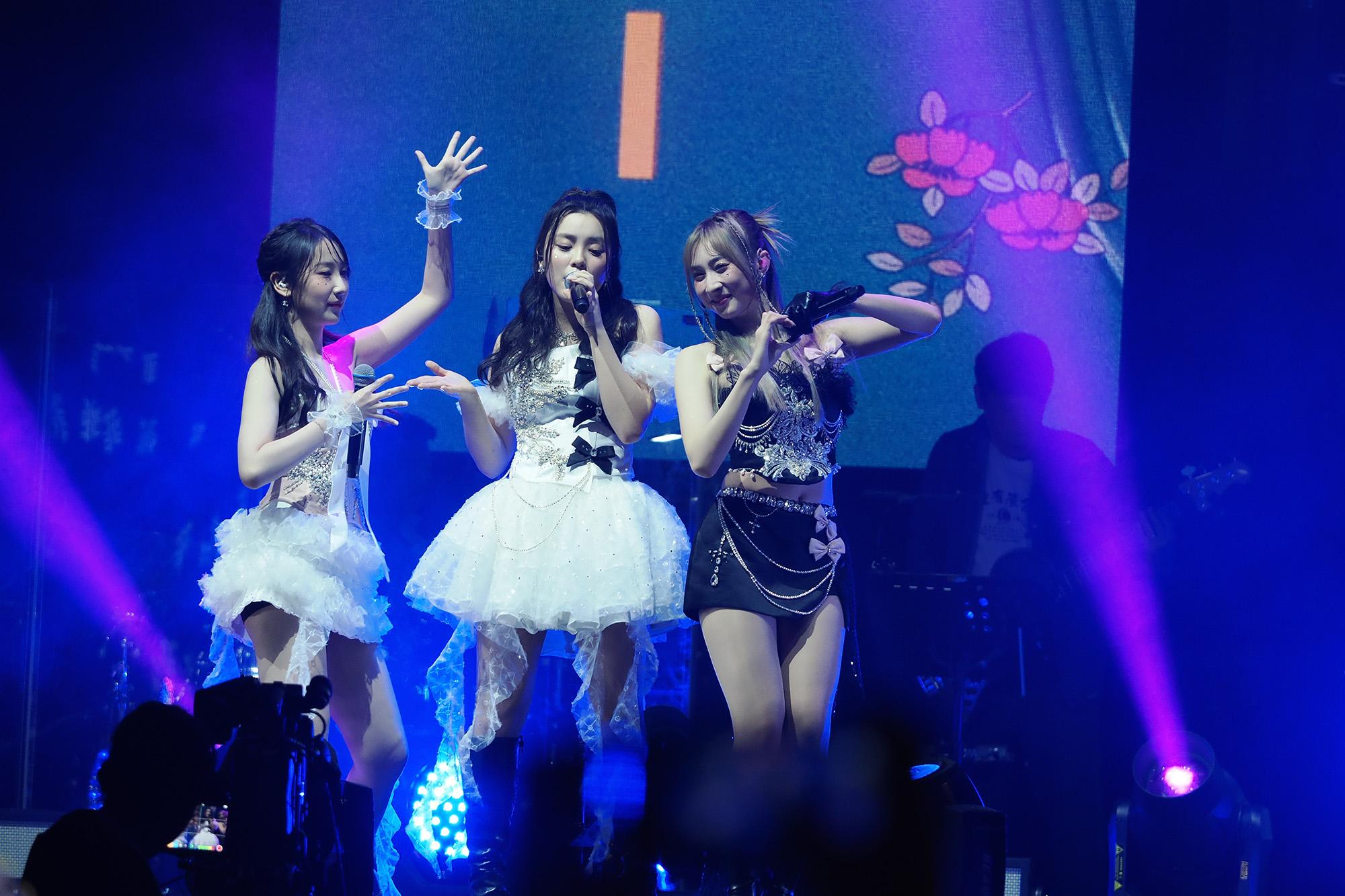 姚焯菲(Chantel)、鍾柔美(Yumi)和詹天文(Windy) 在旺角麥花臣場館舉行《音樂出沒:Let’s play together 演唱會》。