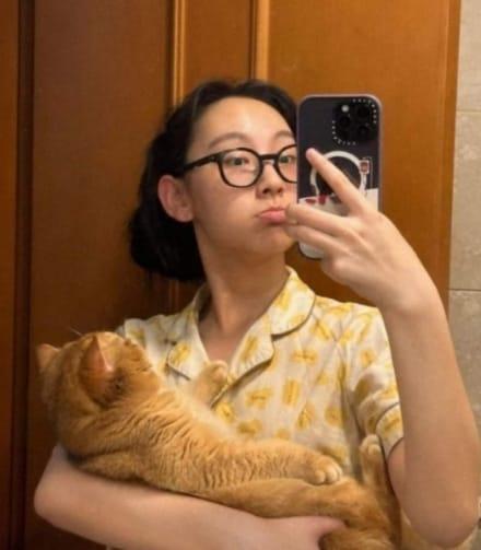 Gigi額頭高,容易顯得髮線後移,因此留髮陰較適合她。