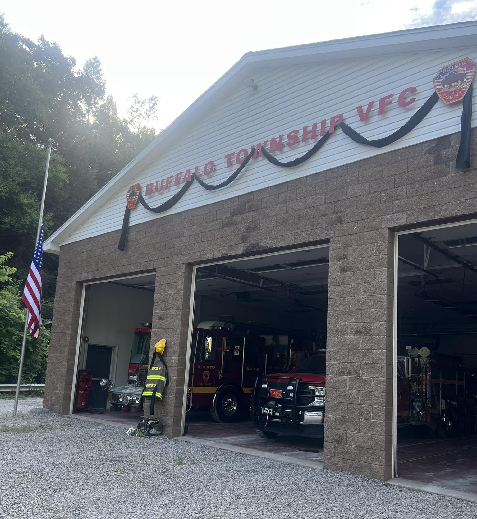 水牛城一消防局展示制服、懸掛黑色帶子,並下半旗致哀。(X)