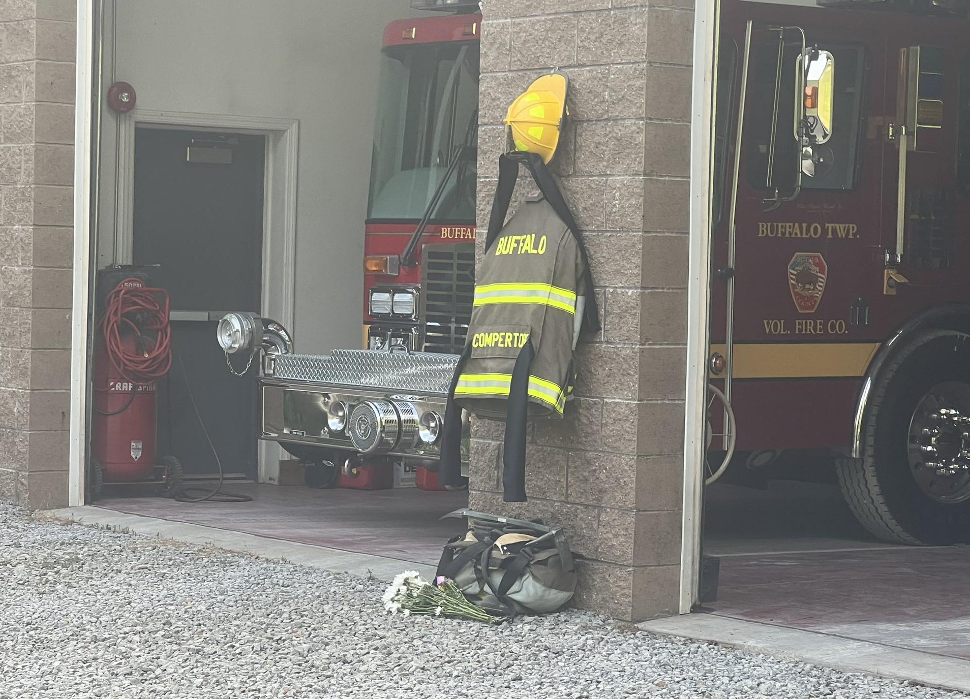 水牛城一消防局展示制服、懸掛黑色帶子,並下半旗致哀。(X)