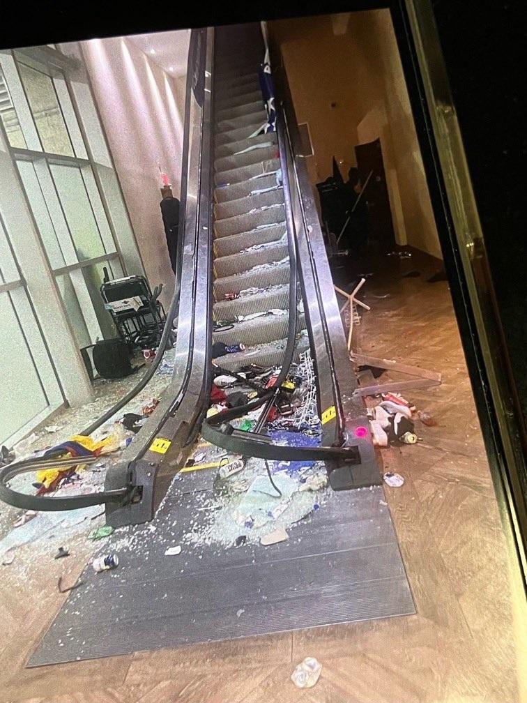 球場內有電梯被迫爆。(X)